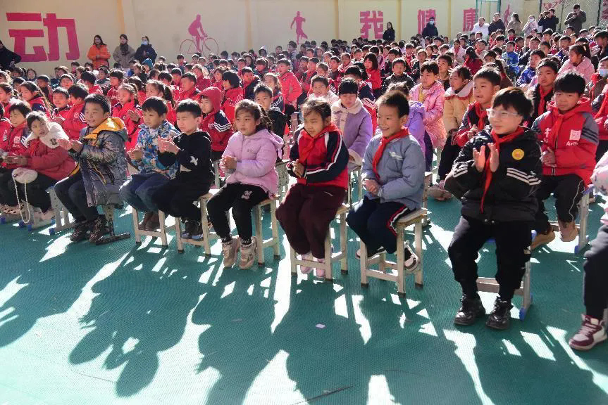 县关工委走进高阳中心小学开展红色党史宣讲暨体育器材捐赠活动
